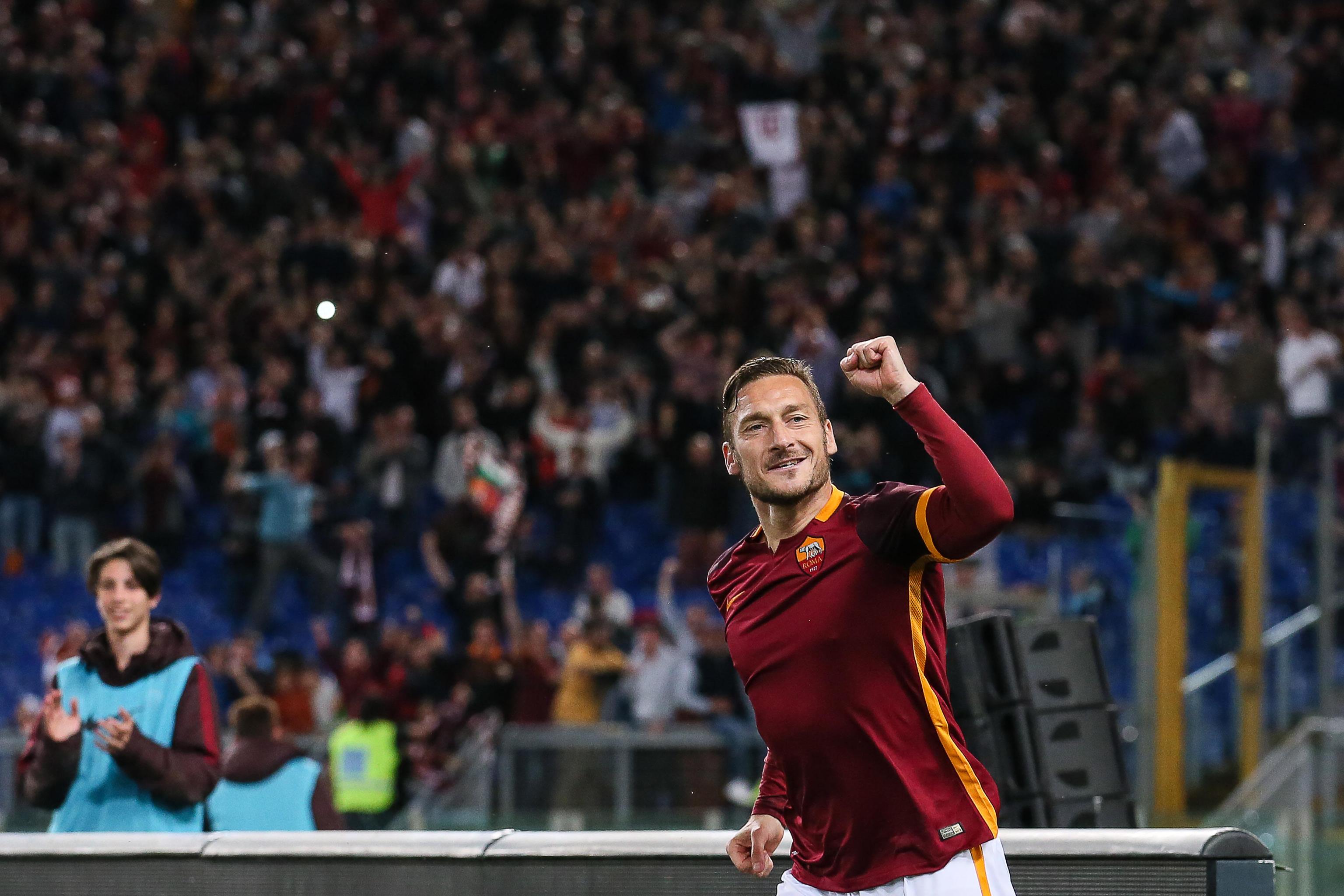 Roma's Francesco Totti jubilates after scoring the goal (2-2) during the Italian Serie A soccer match AS Roma vs Torino FC at Olimpico stadium in Rome, Italy, 20 April 2016. ANSA/ALESSANDRO DI MEO